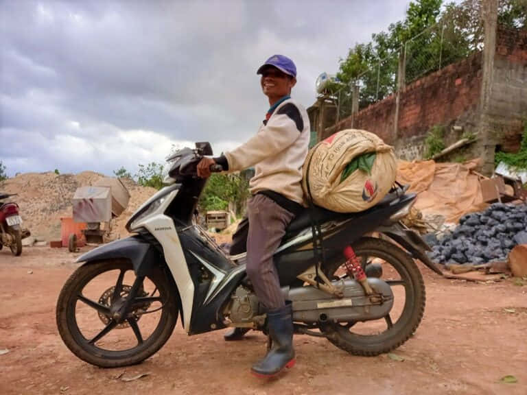 Nguoi nong dan cho ca phe di ban