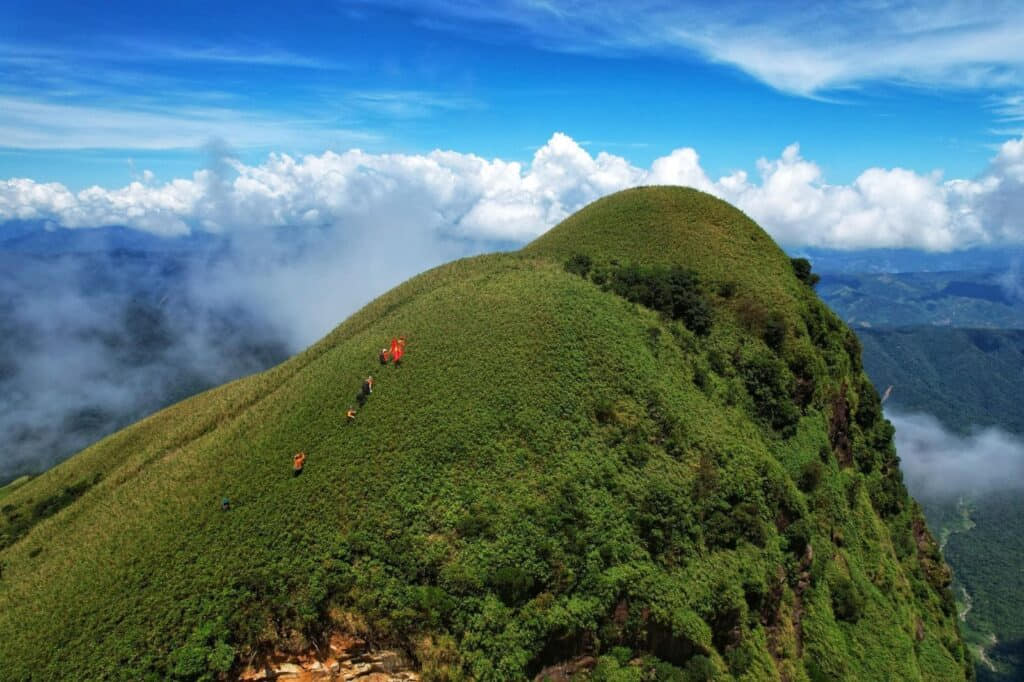 Khung cảnh núi rừng trên cung trekking Pá Thiên Voi Mẹp