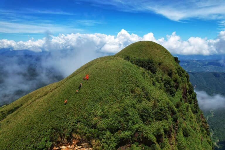 Khung cảnh núi rừng trên cung trekking Pá Thiên Voi Mẹp