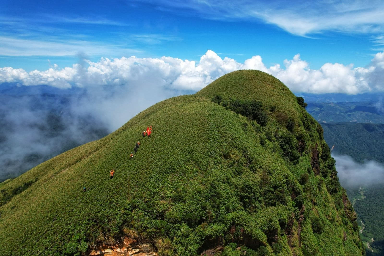 Khung cảnh núi rừng trên cung trekking Pá Thiên Voi Mẹp