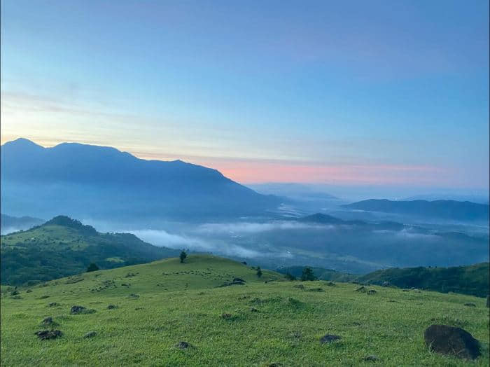 Toàn cảnh đồng cỏ Xa Reng xanh giữa núi rừng Hướng Phùng
